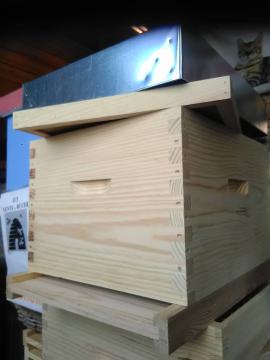 Ruche Dadant complète, magasin de materiel d'apiculture en Normandie, calvados, orne, manche,eure, seine-maritime